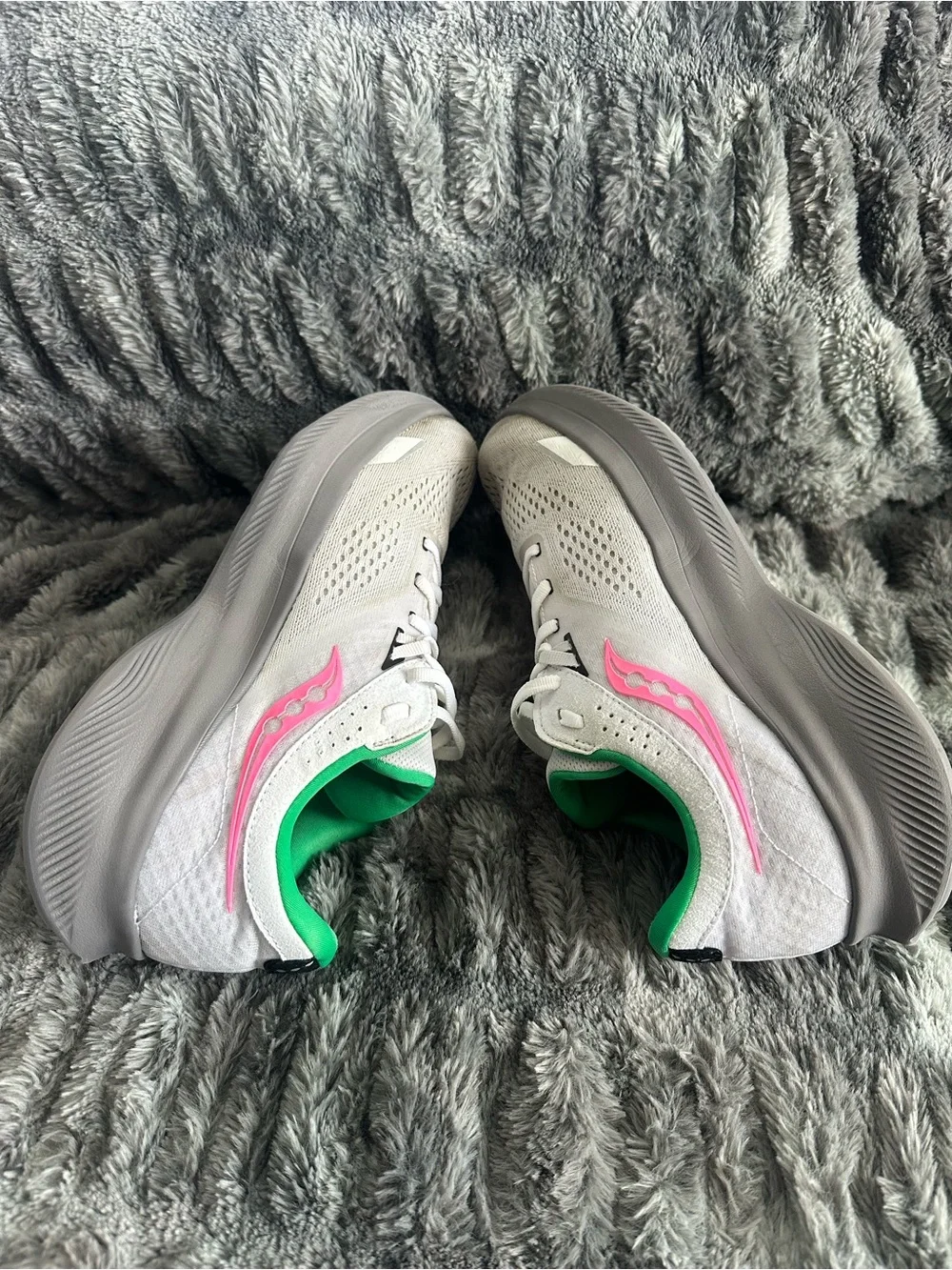 Saucony Women’s White Sneakers with Pink Wave & Green Lining